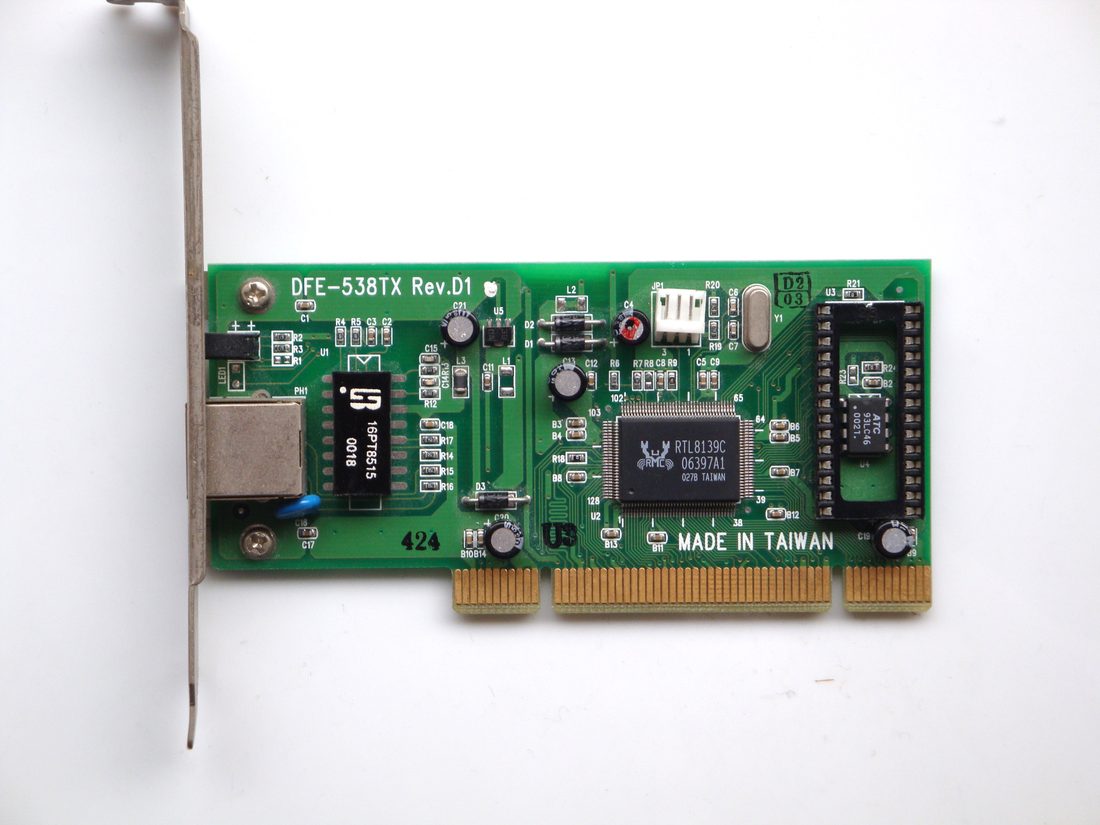 Ucuz bir Ethernet kartının devre kartı: yüzeydeki en büyük kare parça, MAC ile fiziksel katmanı birlikte taşıyan denetleyici yonga. Çerçevelemenin, hatta erişiminin ve hata sezmenin işletim sistemine hiç uğramadan bittiği yer tam olarak orası.
