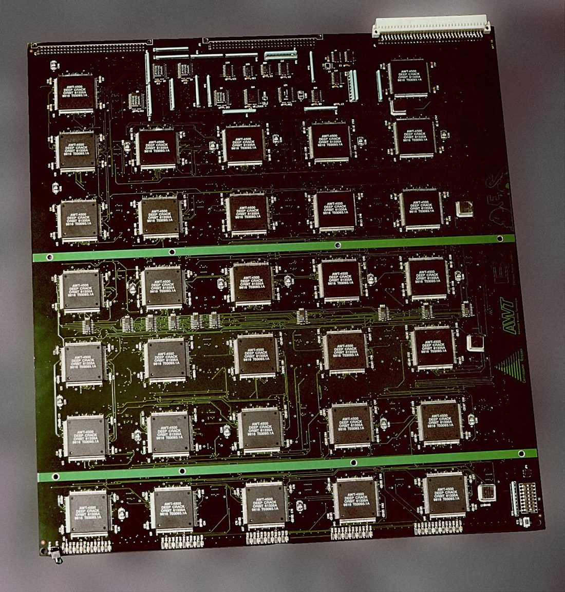 EFF’in DES Cracker makinesinden tek bir devre kartı; üzerinde anahtar uzayını paralel tarayan onlarca özel üretim Deep Crack yongası sıralı duruyor. Metindeki ’şemayı düşüren şey anahtarın kısalığıydı’ cümlesinin donanım karşılığı bu kart.